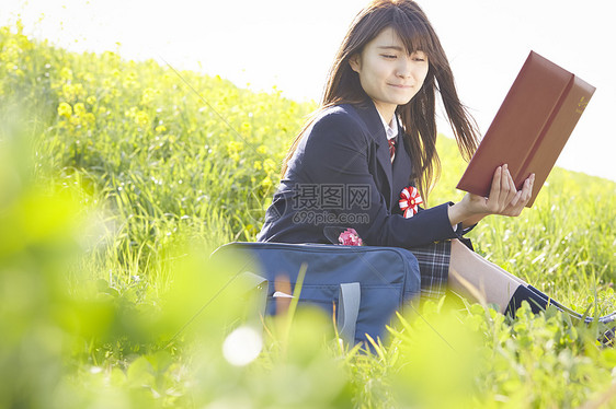 穿校服的女高中生图片