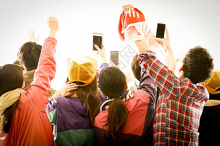 演唱会现场粉丝举起手机图片