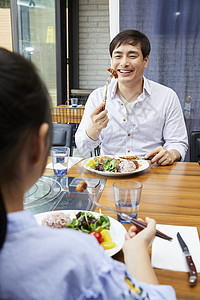 餐桌上正在吃饭的家庭图片