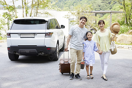 开车旅游的家人图片
