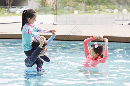 心快乐游泳衣旅行家庭爸爸妈妈女儿韩国人图片