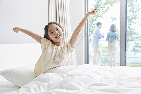 成人微笑上身卧室休息女孩韩语背景图片