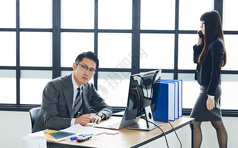 职员职场肖像在创意办公室工作的人图片