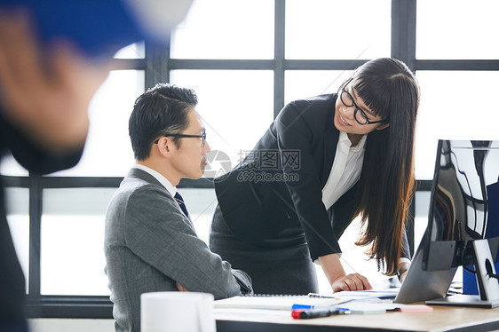 男女男人们聪明创意办公会议图片