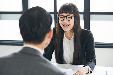 年轻的职场商务人群图片