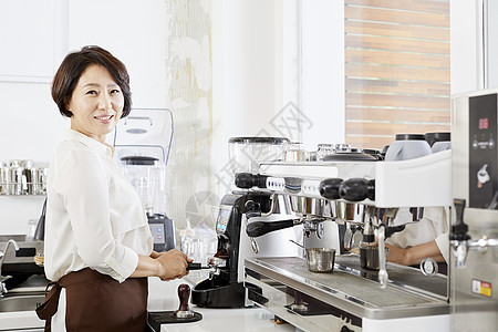 盯着看成年女子生活咖啡馆咖啡师韩语图片