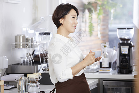 女咖啡师制作咖啡图片
