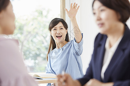 中年女性咖啡店遇到熟人打招呼图片