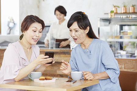 中年女性咖啡厅聚餐分享知识图片