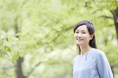 户外放松的成年女子图片