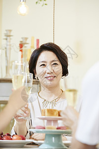 干杯干杯含酒精饮料非常小生活聚会成熟韩国人图片