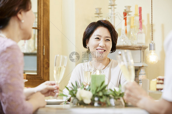 参加聚会的中年女性图片