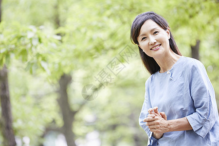 在户外有气质的中年女性高清图片下载-正版图片502213615-摄图网 在户外有气质的中年女性高清图片下载-正版图片502213615-摄图网