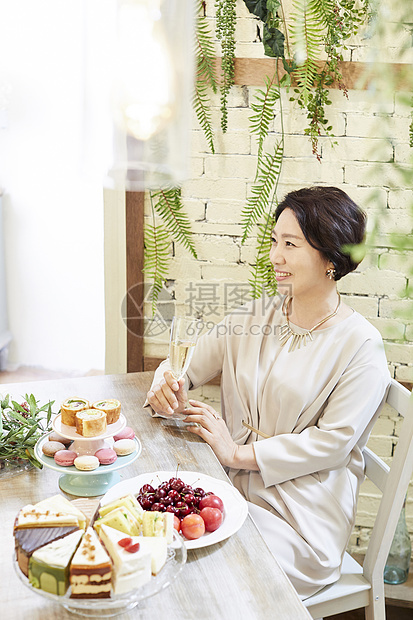 品尝下午茶的中年气质妇女图片