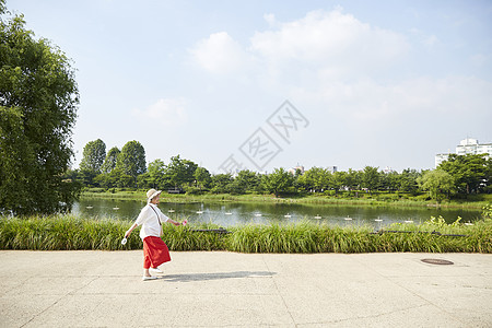迷笛亚洲人举起生活女人老人韩国人图片