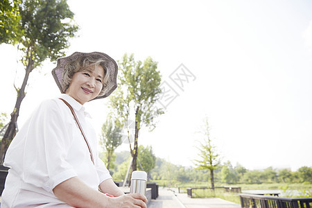 强烈的感情步行考试生活女人老人韩国人图片