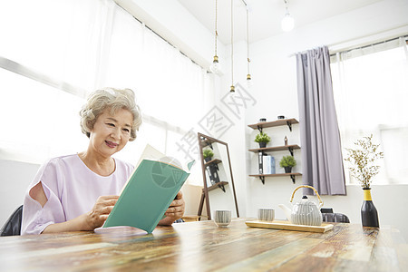 考试反射动作窗生活女人老人韩国人图片
