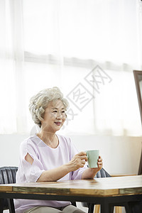 举起杯子盯着看生活女人老人韩国人图片