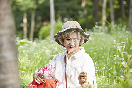 评价蜷缩近距离生活女人老人韩国人图片