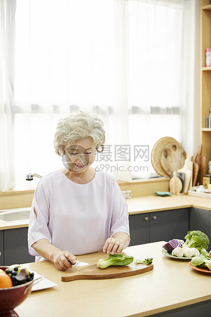 准备工作在内碟生活女人老人韩国人图片