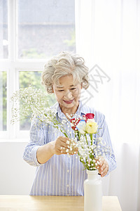 窗成人生活女人老人韩国人图片