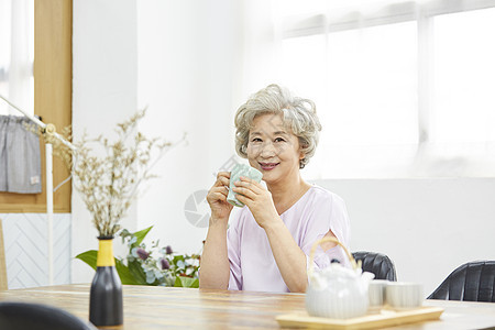 托盘杯子盯着看生活女人老人韩国人图片