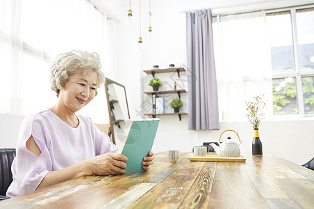 休息成人坐生活女人老人韩国人图片