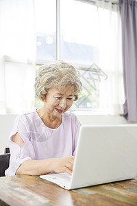 强烈的感情椅子前视图生活女人老人韩国人图片