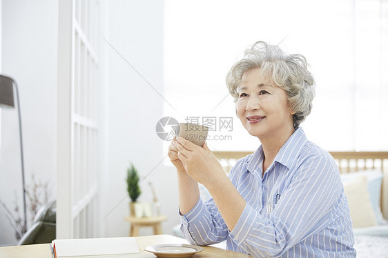 成年女子笑咖啡杯生活女人老人韩国人图片