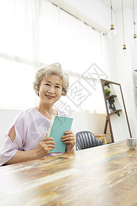 老人等待坚定的凝视反射动作前视图生活女人老人韩国人背景