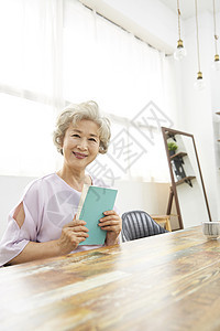 坚定的凝视反射动作前视图生活女人老人韩国人图片