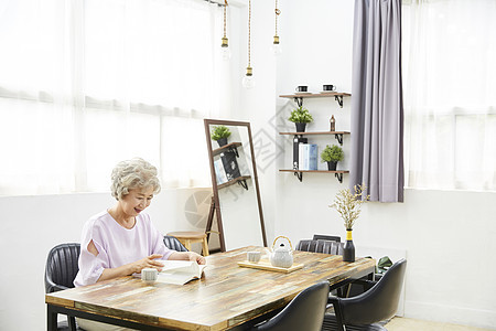 超时成人客厅生活女人老人韩国人图片