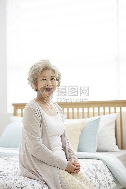 床负责人上身生活女人老人韩国人图片