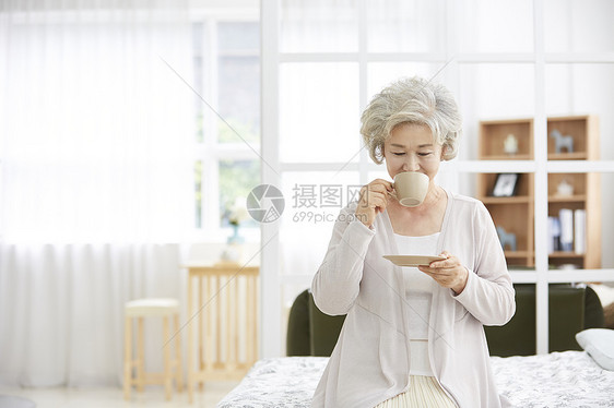 毒蛇微笑咖啡杯生活女人老人韩国人图片