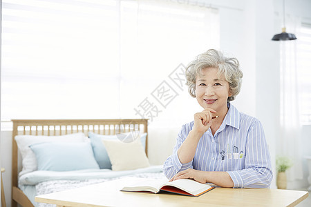 成年女子强烈的感情在内生活女人老人韩国人图片