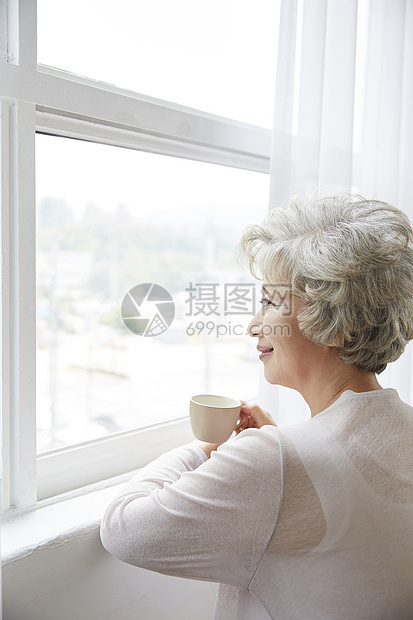 半身像窗帘咖啡生活女人老人韩国人图片