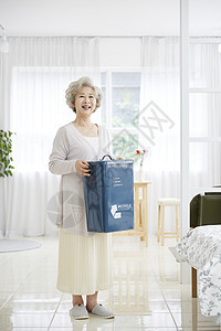 强烈的感情举起窗生活女人老人韩国人图片