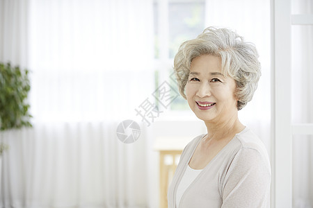 打破住房判断生活女人老人韩国人背景图片