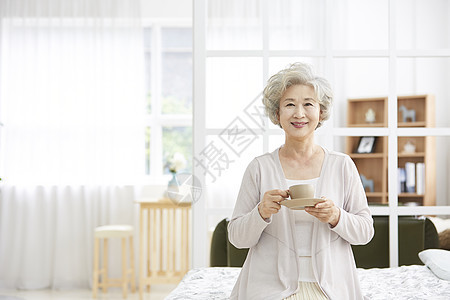 存储强烈的感情床生活女人老人韩国人图片