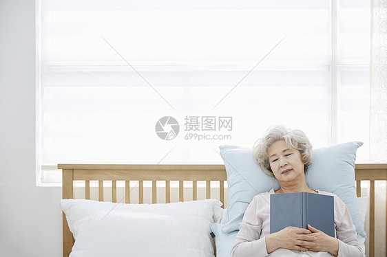 成年女子在内建筑生活女人老人韩国人图片