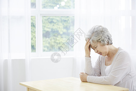 评价脑痛头发绞窄生活女人老人韩国人图片
