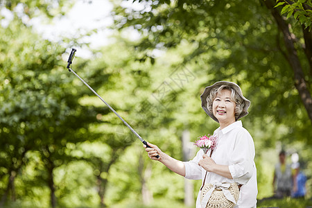 坐自拍杆判断生活女人老人韩国人背景图片