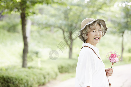 负责人放松树生活女人老人韩国人图片