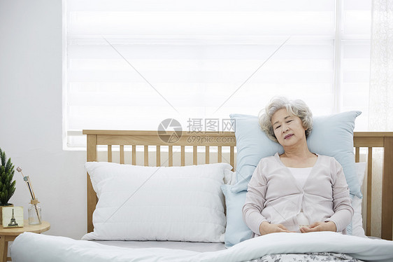 房间打破成人生活女人老人韩国人图片