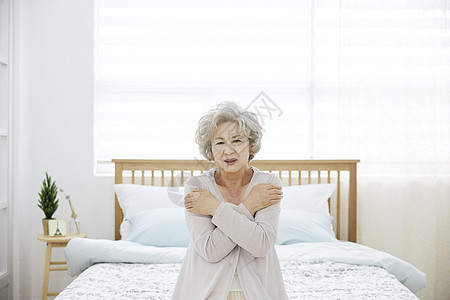 白发毯子坚定的凝视生活女人老人韩国人图片