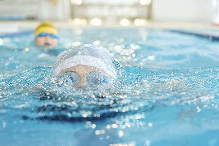 日本游海报在泳池里学游泳的小朋友背景