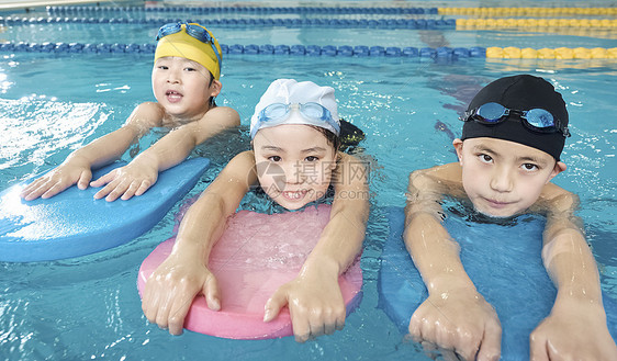 教练在游泳馆里教小朋友游泳图片