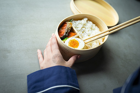 用餐的女性特写图片