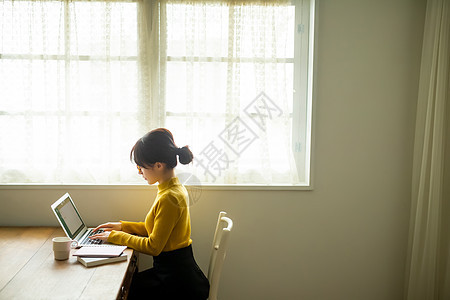 居家办公的女性形象图片