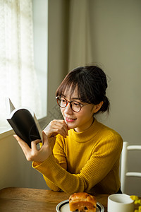 居家看书的女性形象背景